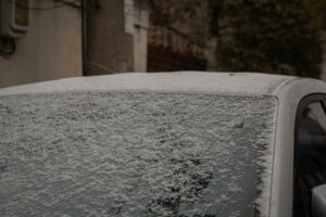 Vereiste Windschutzscheibe im Winter