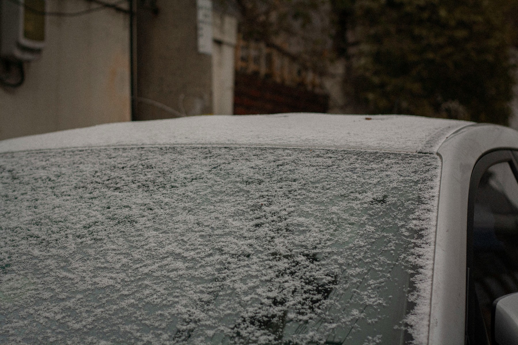 Vereiste Windschutzscheibe im Winter