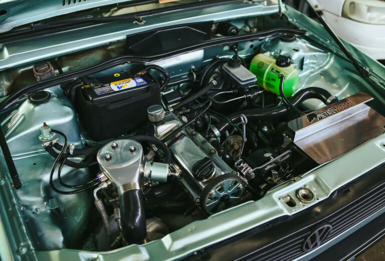 Motorraum eines Autos von oben