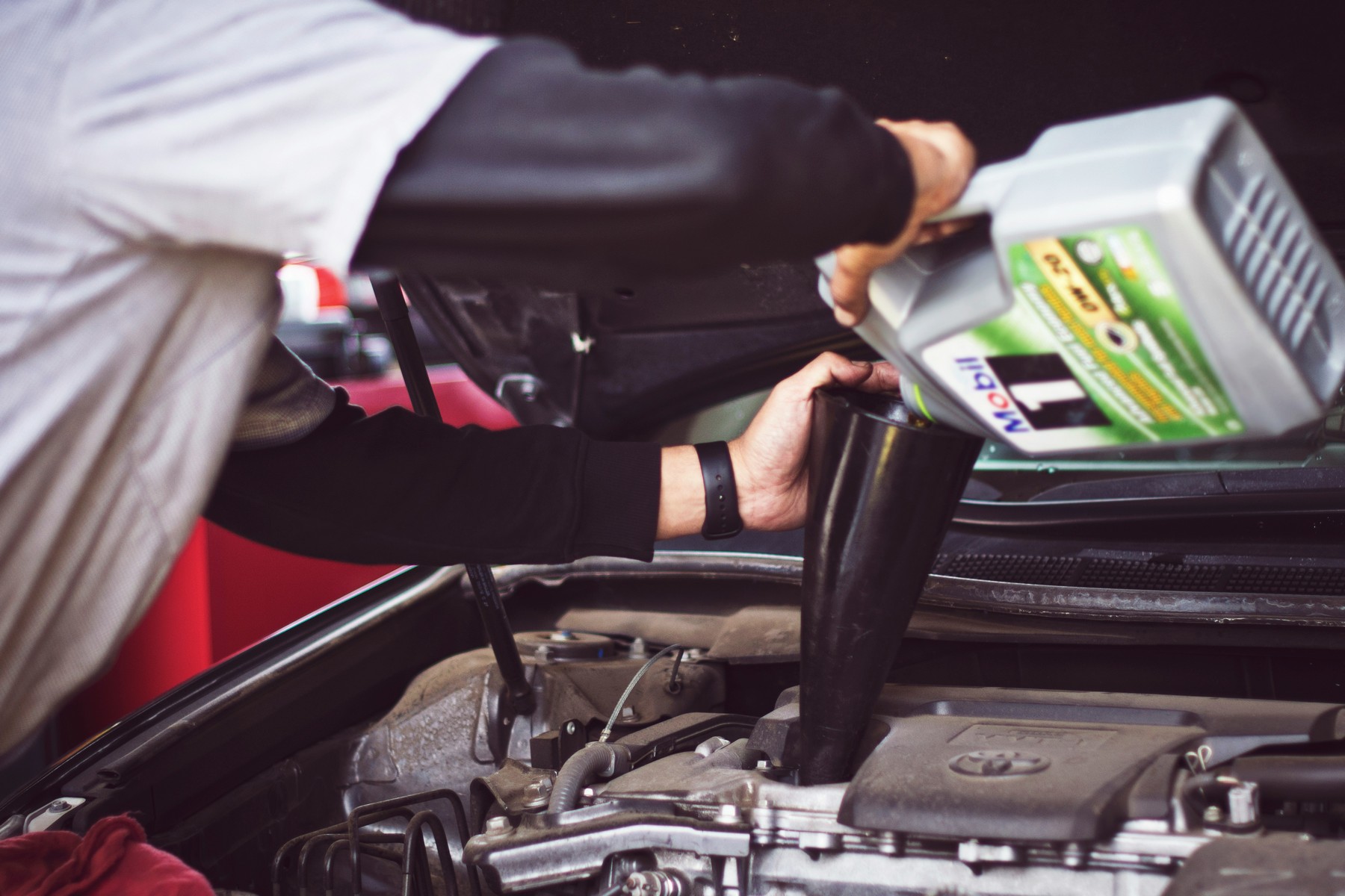 Reinigungsflüssigkeit wird für das Auto vorbereitet
