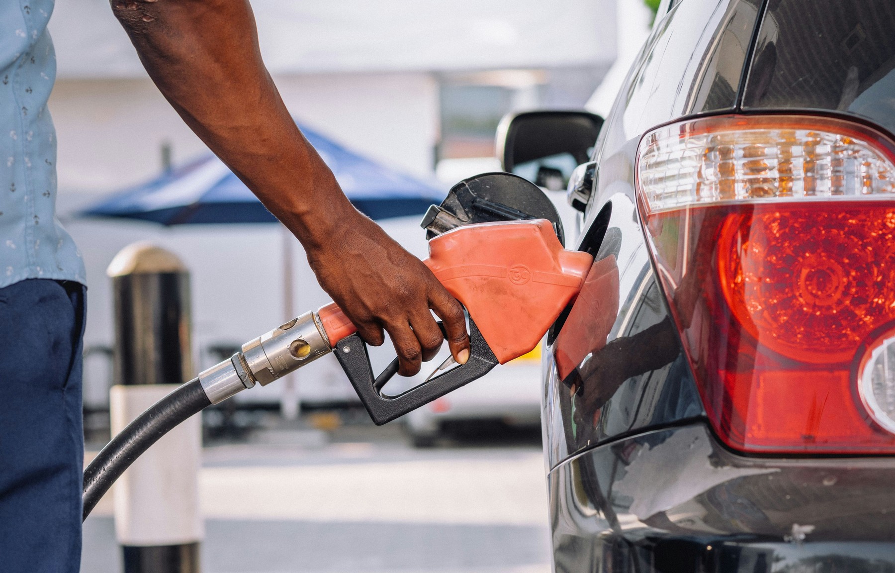 Fahrzeug wird an einer Tankstelle versorgt
