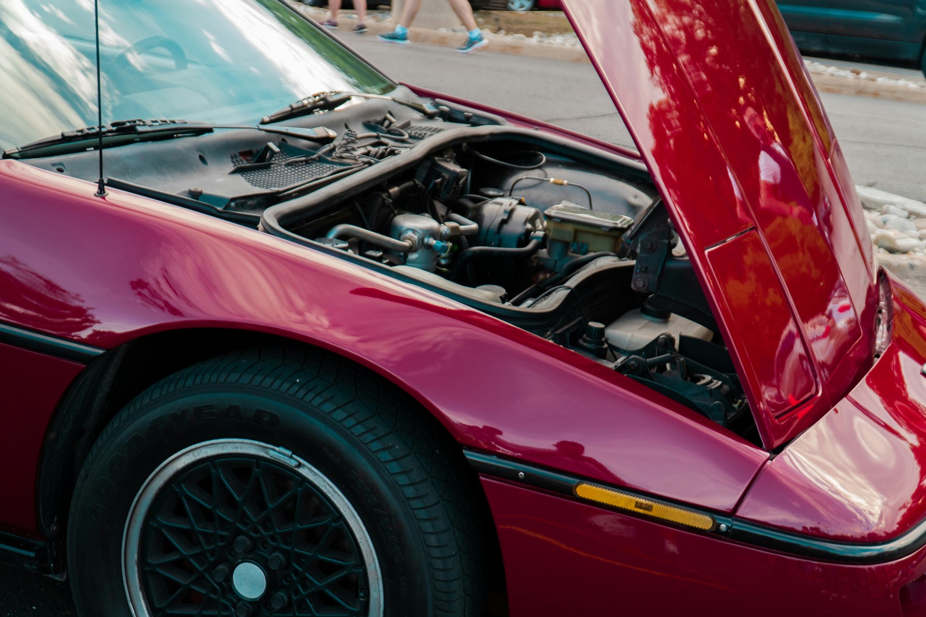 Wasser wird in ein Fahrzeug eingefüllt